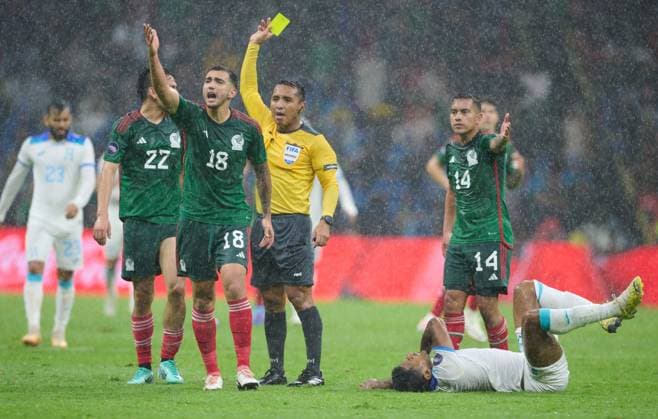 RECORD DATE NOT STATED CONCACAF NATIONS LEAGUE 2022-2023 Mexico vs Honduras CFV Referee Ivan Barton shows yellow card to Luis Chavez of Mexico during the game Mexican national team, Nationalteam (Mexico) vs Honduras, corresponding to the Quarterfinals second Leg of the Concacaf Nations League 2023-2024, at Azteca, on November 21, 2023. <br><br> Arbitro Ivan Barton muestra tarjeta amarilla a Luis Chavez of Mexico durante el partido Seleccion Nacional Mexicana (Mexico) vs Honduras, correspondiente a Cuartos de Final Vuelta de la Liga de Naciones de Concacaf 2023-2024, en el Estadio Azteca, el 21 de Noviembre de 2023. CIUDAD DE MEXICO CDMX MEXICO  Copyright: xDavidxLeahx 20231121223655_CNL_CFV_MEX_HON_CHAVEZ246