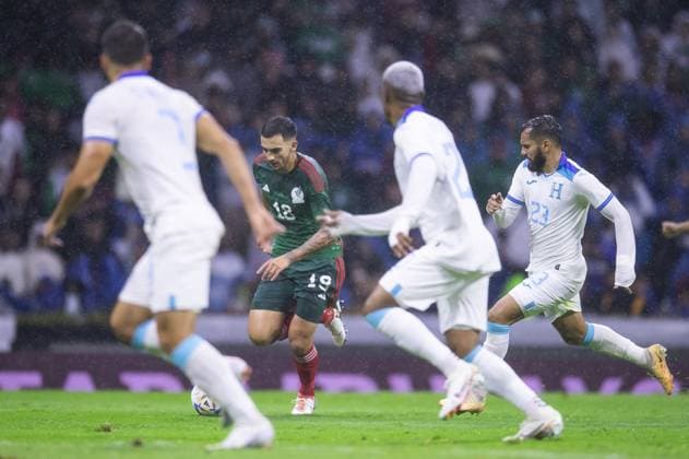 RECORD DATE NOT STATED CONCACAF NATIONS LEAGUE 2022-2023 Mexico vs Honduras CFV Luis Chavez of Mexico during the game Mexican national team, Nationalteam (Mexico) vs Honduras, corresponding to the Quarterfinals second Leg of the Concacaf Nations League 2023-2024, at Azteca, on November 21, 2023. <br><br> Luis Chavez de Mexico durante el partido Seleccion Nacional Mexicana (Mexico) vs Honduras, correspondiente a Cuartos de Final Vuelta de la Liga de Naciones de Concacaf 2023-2024, en el Estadio Azteca, el 21 de Noviembre de 2023. CIUDAD DE MEXICO CDMX MEXICO  Copyright: xJosexLuisxMelgarejox 20231121230614_CNL_CFV_MEX_HON_CHAVEZ328