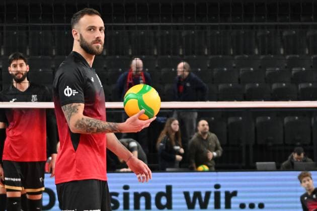Volleyball I Men I 2023 2024 I CEV Champions League I CLVM68 I SVG Lüneburg Jihostroj CESKE BUDEJOVICE I 22 11 2023 Eduardo Carisio 8, Jihostroj CeskÃ Budejovice Freisteller, warm up Lüneburg LKH Arena Niedersachsen Germany Copyright: xLobeca AndreasxHannigx