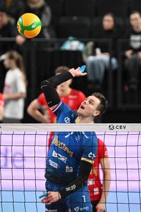 Volleyball I Men I 2023 2024 I CEV Champions League I CLVM68 I SVG Lüneburg Jihostroj CESKE BUDEJOVICE I 22 11 2023 Petr Michalek 7, Jihostroj CeskÃ Budejovice at the warm up Lüneburg LKH Arena Niedersachsen Germany Copyright: xLobeca AndreasxHannigx