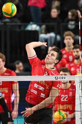 Volleyball I Men I 2023 2024 I CEV Champions League I CLVM68 I SVG Lüneburg Jihostroj CESKE BUDEJOVICE I 22 11 2023 Ondrej Zelenka 2, Jihostroj CeskÃ Budejovice at the warm up Lüneburg LKH Arena Niedersachsen Germany Copyright: xLobeca AndreasxHannigx