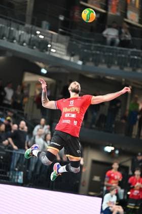 Volleyball I Men I 2023 2024 I CEV Champions League I CLVM68 I SVG Lüneburg Jihostroj CESKE BUDEJOVICE I 22 11 2023 Eduardo Carisio 8, Jihostroj CeskÃ Budejovice with jump indication Lüneburg LKH Arena Niedersachsen Germany Copyright: xLobeca AndreasxHannigx