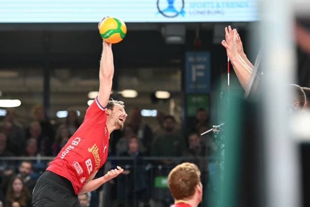 Volleyball I Men I 2023 2024 I CEV Champions League I CLVM68 I SVG Lüneburg Jihostroj CESKE BUDEJOVICE I 22 11 2023 Stijn van Schie 1, Jihostroj CeskÃ Budejovice smashes Lüneburg LKH Arena Niedersachsen Germany Copyright: xLobeca AndreasxHannigx