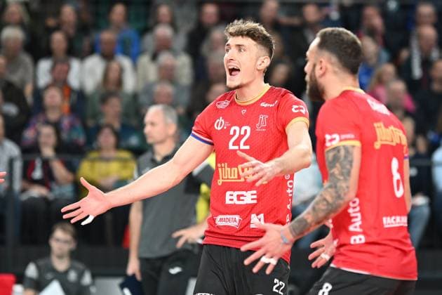 Volleyball I Men I 2023 2024 I CEV Champions League I CLVM68 I SVG Lüneburg Jihostroj CESKE BUDEJOVICE I 22 11 2023 Oliver Sedlacek 22, Jihostroj CeskÃ Budejovice cheers with Eduardo Carisio 8, Jihostroj CeskÃ Budejovice Lüneburg LKH Arena Niedersachsen Germany Copyright: xLobeca AndreasxHannigx