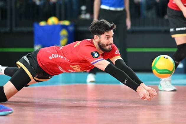 Volleyball I Men I 2023 2024 I CEV Champions League I CLVM68 I SVG Lüneburg Jihostroj CESKE BUDEJOVICE I 22 11 2023 Hechtbagger von Ignacio Luengas 5, Jihostroj CeskÃ Budejovice Lüneburg LKH Arena Niedersachsen Germany Copyright: xLobeca AndreasxHannigx