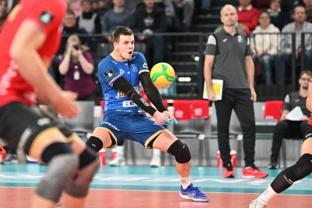Volleyball I Men I 2023 2024 I CEV Champions League I CLVM68 I SVG Lüneburg Jihostroj CESKE BUDEJOVICE I 22 11 2023 Petr Michalek 7, Jihostroj CeskÃ Budejovice receives the ball safely Andrzej Kowal, Headcoach Jihostroj CeskÃ Budejovice in the background Lüneburg LKH Arena Niedersachsen Germany Copyright: xLobeca AndreasxHannigx