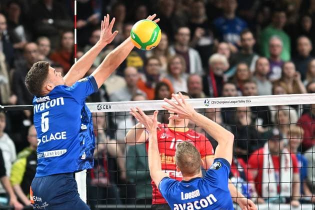 Volleyball I Men I 2023 2024 I CEV Champions League I CLVM68 I SVG Lüneburg Jihostroj CESKE BUDEJOVICE I 22 11 2023 j10 hits past the block of Erik Johannes Röhrs 5, SVG Lüneburg Blake Gregory Leeson 2, SVG Lüneburg comes too late Lüneburg LKH Arena Niedersachsen Germany Copyright: xLobeca AndreasxHannigx