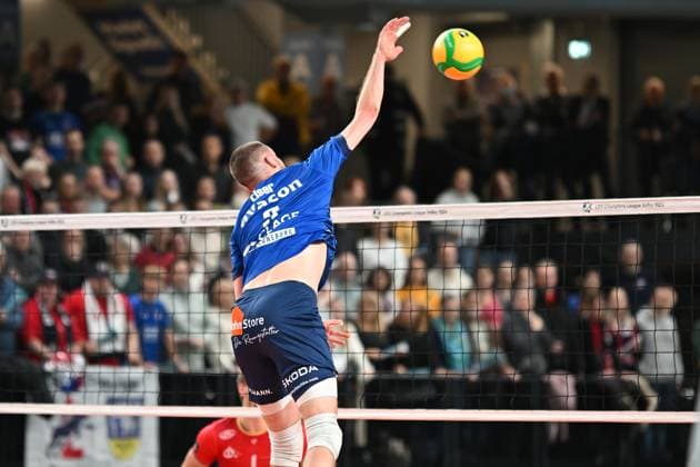 Volleyball I Men I 2023 2024 I CEV Champions League I CLVM68 I SVG Lüneburg Jihostroj CESKE BUDEJOVICE I 22 11 2023 Cleanly outplayed Jesse William Elser 3, SVG Lüneburg can attack unblocked through the middle Lüneburg LKH Arena Niedersachsen Germany Copyright: xLobeca AndreasxHannigx