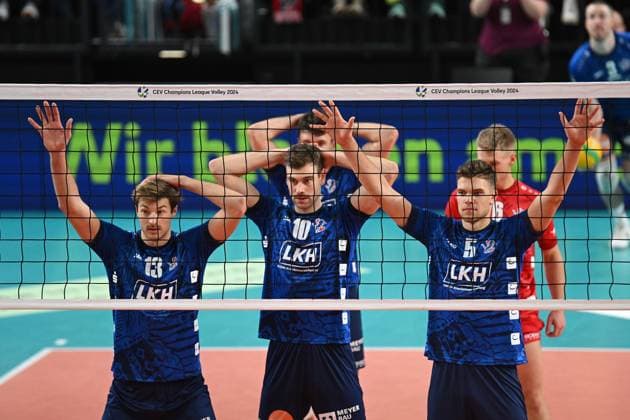 Volleyball I Men I 2023 2024 I CEV Champions League I CLVM68 I SVG Lüneburg Jihostroj CESKE BUDEJOVICE I 22 11 2023 Matthew Knigge 13, SVG Lüneburg , Yann Böhme 10, SVG Lüneburg and Erik Johannes Röhrs 5, SVG Lüneburg await the statement of Jesse William Elser 3, SVG Lüneburg Background Lüneburg LKH Arena Niedersachsen Germany Copyright: xLobeca AndreasxHannigx