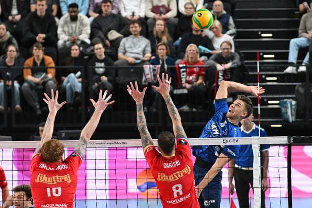 Volleyball I Men I 2023 2024 I CEV Champions League I CLVM68 I SVG Lüneburg Jihostroj CESKE BUDEJOVICE I 22 11 2023 Erik Johannes Röhrs 5, SVG Lüneburg prevails at the net against the double block of Kaloyan Balabanov 10, Jihostroj CeskÃ Budejovice and Eduardo Carisio 8, Jihostroj CeskÃ Budejovice Lüneburg LKH Arena Niedersachsen Germany Copyright: xLobeca AndreasxHannigx