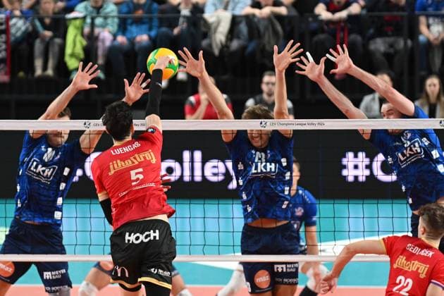 Volleyball I Men I 2023 2024 I CEV Champions League I CLVM68 I SVG Lüneburg Jihostroj CESKE BUDEJOVICE I 22 11 2023 Ignacio Luengas 5, Jihostroj CeskÃ Budejovice smashes through the triple block of Matthew Knigge 13, SVG Lüneburg , Yann Böhme 10, SVG Lüneburg and Erik Johannes Röhrs 5, SVG Lüneburg Lüneburg LKH Arena Niedersachsen Germany Copyright: xLobeca AndreasxHannigx