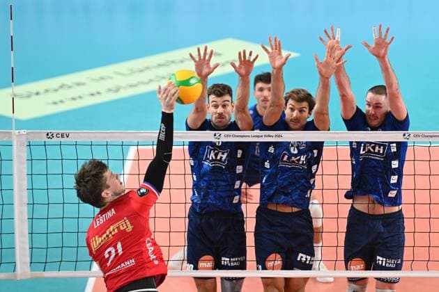 Volleyball I Men I 2023 2024 I CEV Champions League I CLVM68 I SVG Lüneburg Jihostroj CESKE BUDEJOVICE I 22 11 2023 Josef Lestina 21, Jihostroj CeskÃ Budejovice again fails to get past the three-man block of Yann Böhme 10, SVG Lüneburg , Matthew Knigge 13, SVG Lüneburg and Jesse William Elser 3, SVG Lüneburg Lüneburg LKH Arena Niedersachsen Germany Copyright: xLobeca AndreasxHannigx
