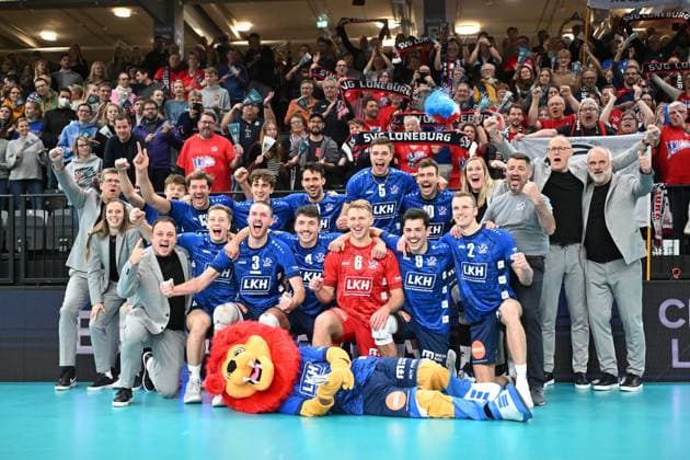 Volleyball I Men I 2023 2024 I CEV Champions League I CLVM68 I SVG Lüneburg Jihostroj CESKE BUDEJOVICE I 22 11 2023 Victory photo, team photo win, Champions League Lüneburg LKH Arena Niedersachsen Germany Copyright: xLobeca AndreasxHannigx