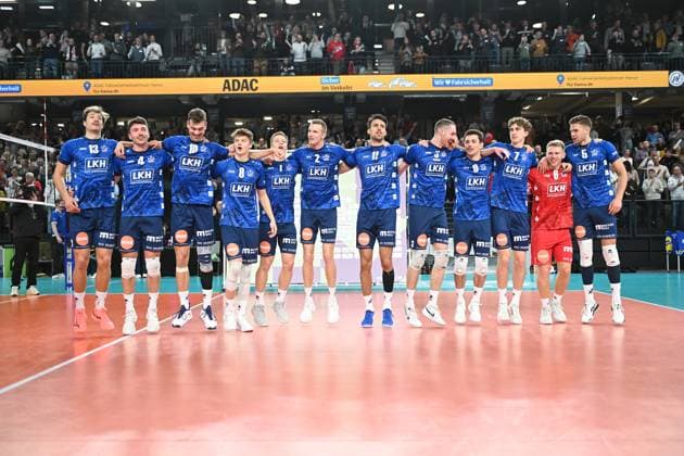 Volleyball I Men I 2023 2024 I CEV Champions League I CLVM68 I SVG Lüneburg Jihostroj CESKE BUDEJOVICE I 22 11 2023 Cheers, joy happiness victory The team SVG Lüneburg dances Lüneburg LKH Arena Niedersachsen Germany Copyright: xLobeca AndreasxHannigx