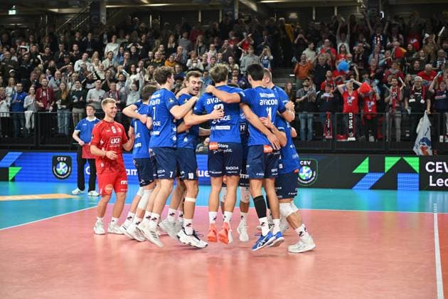 Volleyball I Men I 2023 2024 I CEV Champions League I CLVM68 I SVG Lüneburg Jihostroj CESKE BUDEJOVICE I 22 11 2023 SVG Lüneburg celebrate their first victory in the Champions League Lüneburg LKH Arena Niedersachsen Germany Copyright: xLobeca AndreasxHannigx