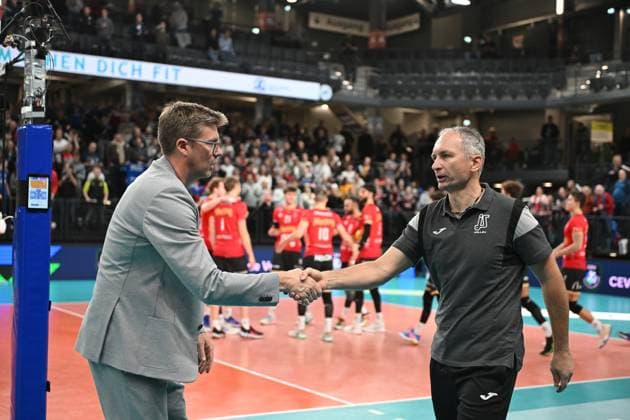 Volleyball I Men I 2023 2024 I CEV Champions League I CLVM68 I SVG Lüneburg Jihostroj CESKE BUDEJOVICE I 22 11 2023 Andrzej Kowal, Headcoach Jihostroj CeskÃ Budejovice congratulates Stefan Hübner SVG Lüneburg Lüneburg LKH Arena Niedersachsen Germany Copyright: xLobeca AndreasxHannigx