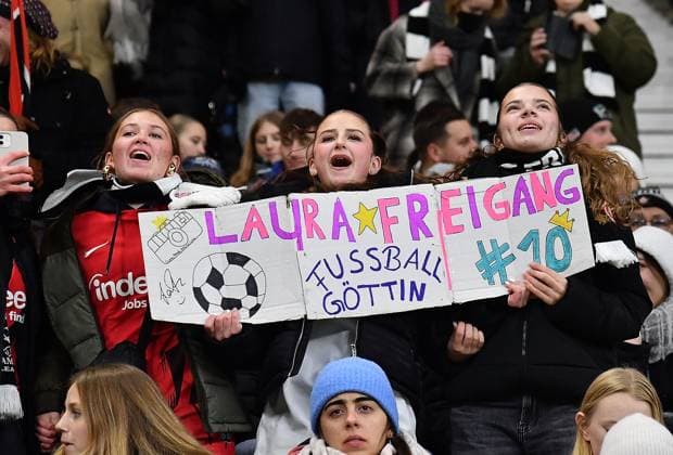 Sport Themen der Woche KW47 Sport Bilder des Tages 22.11.2023, xhbx, Fussball Champions League Frauen, Eintracht Frankfurt Frauen - FC Barcelona, Barca emspor, v.l. Fans, Stimmung, Zuschauer, Schal von Eintracht Frankfurt Frauen (DFL DFB REGULATIONS PROHIBIT ANY USE OF PHOTOGRAPHS as IMAGE SEQUENCES and or QUASI-VIDEO) Frankfurt am Main *** 22 11 2023, xhbx, Football Champions League Women, Eintracht Frankfurt Women FC Barcelona emspor, v l Fans, Atmosphere, Spectators, Scarf of Eintracht Frankfurt Women DFL DFB REGULATIONS PROHIBIT ANY USE OF PHOTOGRAPHS as IMAGE SEQUENCES and or QUASI VIDEO Frankfurt am Main