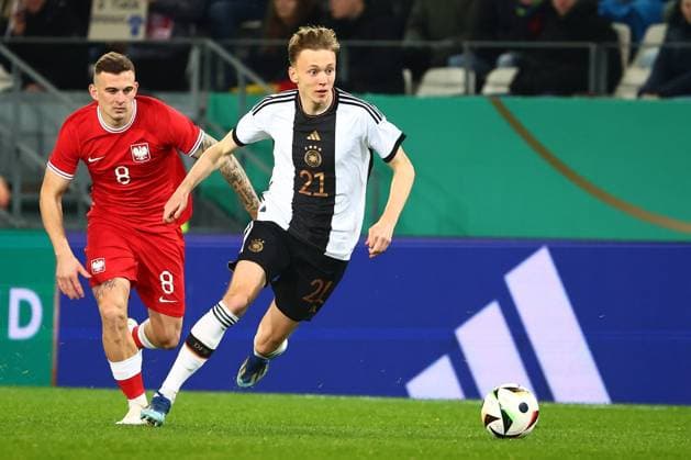 Maximilian Beier Germany in a running duel with Kacper Kozlowski Poland Germany vs Poland, Football, U21 European Championship Qualification, 21 11 2023 DFB regulations prohibit any use of photographs as image sequences and or quasi video Germany vs Poland, Football, U21 European Championship Qualification, 21 11 2023 Essen Copyright: xEibner-Pressefotox EP_RWS