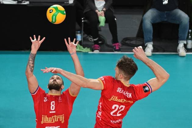 Volleyball I Mens I 2023 2024 I CEV Champions League I CLVM68 I SVG Lüneburg Jihostroj CESKE BUDEJOVICE I 22 11 2023 Eduardo Carisio 8, Jihostroj CeskÃ Budejovice provides the up-and-comer for middle attacker Oliver Sedlacek 22, Jihostroj CeskÃ Budejovice Lüneburg LKH Arena Niedersachsen Germany Copyright: xLobeca AndreasxHannigx