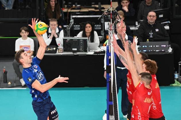 Volleyball I Men I 2023 2024 I CEV Champions League I CLVM68 I SVG Lüneburg Jihostroj CESKE BUDEJOVICE I 22 11 2023 Yann Böhme 10, SVG Lüneburg overcomes the three-man block of Jihostroj CeskÃ Budejovice Lüneburg LKH Arena Niedersachsen Germany Copyright: xLobeca AndreasxHannigx