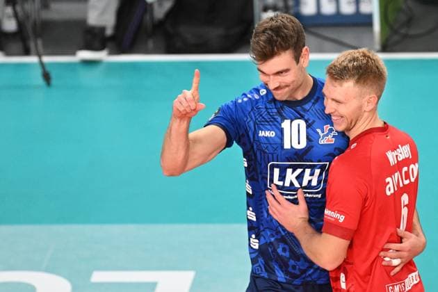 Volleyball I Men I 2023 2024 I CEV Champions League I CLVM68 I SVG Lüneburg Jihostroj CESKE BUDEJOVICE I 22 11 2023 Yann Böhme 10, SVG Lüneburg and Gage Thomas Worsley 6, SVG Lüneburg celebrate the point Lüneburg LKH Arena Niedersachsen Germany Copyright: xLobeca AndreasxHannigx