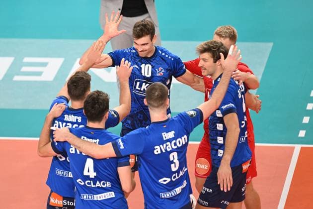 Volleyball I Men I 2023 2024 I CEV Champions League I CLVM68 I SVG Lüneburg Jihostroj CESKE BUDEJOVICE I 22 11 2023 Yann Böhme 10, SVG Lüneburg claps with the team and is celebrated for an important point Lüneburg LKH Arena Niedersachsen Germany Copyright: xLobeca AndreasxHannigx