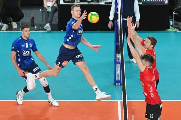 Volleyball I Men I 2023 2024 I CEV Champions League I CLVM68 I SVG Lüneburg Jihostroj CESKE BUDEJOVICE I 22 11 2023 Powerful and dynamic Blake Gregory Leeson 2, SVG Lüneburg attacks through the middle Oliver Sedlacek 22, Jihostroj CeskÃ Budejovice and Sam Taylor Parks 16, Jihostroj CeskÃ Budejovice have nothing to oppose Erik Johannes Röhrs 5, SVG Lüneburg protects Lüneburg LKH Arena Niedersachsen Germany Copyright: xLobeca AndreasxHannigx
