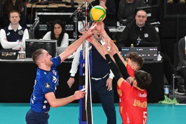 Volleyball I Men I 2023 2024 I CEV Champions League I CLVM68 I SVG Lüneburg Jihostroj CESKE BUDEJOVICE I 22 11 2023 Also in this situation Jesse William Elser 3, SVG Lüneburg prevails against Ignacio Luengas 5, Jihostroj CeskÃ Budejovice Lüneburg LKH Arena Niedersachsen Germany Copyright: xLobeca AndreasxHannigx