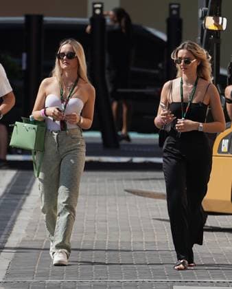 22 11 2023, Yas Marina Circuit, Abu Dhabi, Formula 1 Etihad Airways Abu Dhabi Grand Prix 2023 , pictured The Geiss family visiting Formula 1, as guests of Nico Hülkenberg DEU , MoneyGram Haas F1 Team Davina Shakira Geiss, Shania Tyra Geiss Abu Dhabi Yas Marina Circuit United Arab Emirates  eu-images-506
