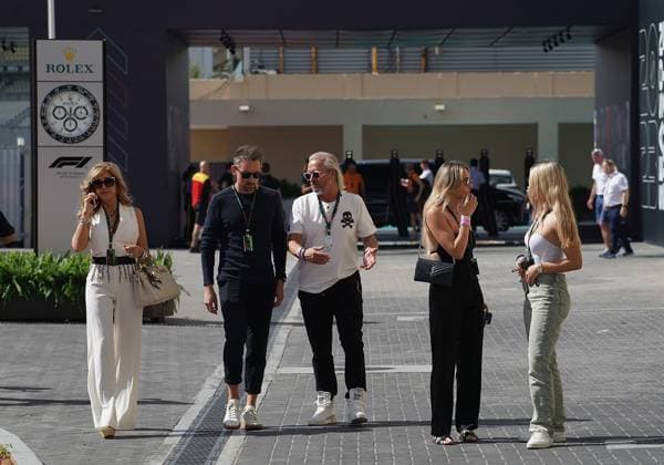 22 11 2023, Yas Marina Circuit, Abu Dhabi, Formula 1 Etihad Airways Abu Dhabi Grand Prix 2023 , pictured The Geiss family visiting Formula 1, as guests of Nico Hülkenberg DEU , MoneyGram Haas F1 Team Carmen Geiss, Raoul Spanger Manager of Nico Hülkenberg DEU , MoneyGram Haas F1 Team , Robert Geiss, Davina Shakira Geiss, Shania Tyra Geiss Abu Dhabi Yas Marina Circuit United Arab Emirates  eu-images-506