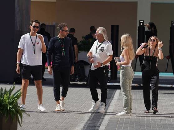 Formula 1 Etihad Airways Abu Dhabi Grand Prix 2023 22 11 2023, Yas Marina Circuit, Abu Dhabi, Formula 1 Etihad Airways Abu Dhabi Grand Prix 2023 , pictured The Geiss family visiting Formula 1, as guests of Nico Hülkenberg DEU , MoneyGram Haas F1 Team Raoul Spanger Manager of Nico Hülkenberg DEU , MoneyGram Haas F1 Team , Robert Geiss, Davina Shakira Geiss, Shania Tyra Geiss nordphotoxGmbHx xBratic nph00250