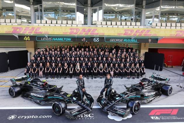 23 11 2023, Yas Marina Circuit, Abu Dhabi, Formula 1 Etihad Airways Abu Dhabi Grand Prix 2023 , pictured end of season group photo of Mercedes AMG Petronas F1 Team with Team Principal and Managing Director Toto Wolff Mercedes AMG Petronas F1 Team , Lewis Hamilton GBR , Mercedes AMG Petronas F1 Team and George Russell GBR , Mercedes AMG Petronas F1 Team Abu Dhabi Yas Marina Circuit United Arab Emirates  eu-images-506