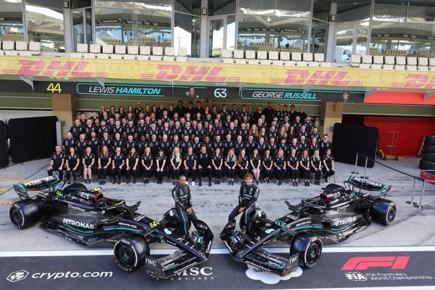 23 11 2023, Yas Marina Circuit, Abu Dhabi, Formula 1 Etihad Airways Abu Dhabi Grand Prix 2023 , pictured end of season group photo of Mercedes AMG Petronas F1 Team with Team Principal and Managing Director Toto Wolff Mercedes AMG Petronas F1 Team , Lewis Hamilton GBR , Mercedes AMG Petronas F1 Team and George Russell GBR , Mercedes AMG Petronas F1 Team Abu Dhabi Yas Marina Circuit United Arab Emirates  eu-images-506
