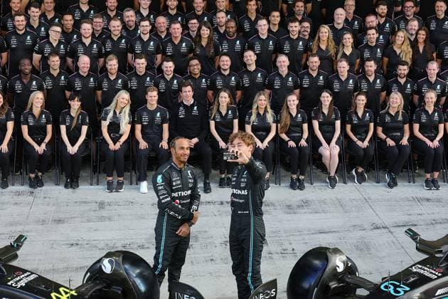 23 11 2023, Yas Marina Circuit, Abu Dhabi, Formula 1 Etihad Airways Abu Dhabi Grand Prix 2023 , pictured end of season group photo of Mercedes AMG Petronas F1 Team with Team Principal and Managing Director Toto Wolff Mercedes AMG Petronas F1 Team , Lewis Hamilton GBR , Mercedes AMG Petronas F1 Team and George Russell GBR , Mercedes AMG Petronas F1 Team Abu Dhabi Yas Marina Circuit United Arab Emirates  eu-images-506