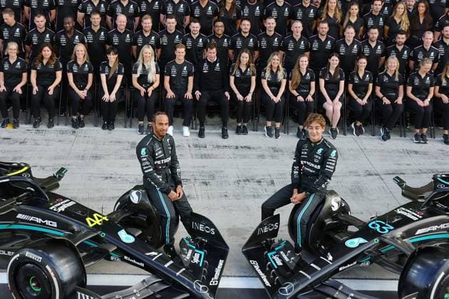 23 11 2023, Yas Marina Circuit, Abu Dhabi, Formula 1 Etihad Airways Abu Dhabi Grand Prix 2023 , pictured end of season group photo of Mercedes AMG Petronas F1 Team with Team Principal and Managing Director Toto Wolff Mercedes AMG Petronas F1 Team , Lewis Hamilton GBR , Mercedes AMG Petronas F1 Team and George Russell GBR , Mercedes AMG Petronas F1 Team Abu Dhabi Yas Marina Circuit United Arab Emirates  eu-images-506