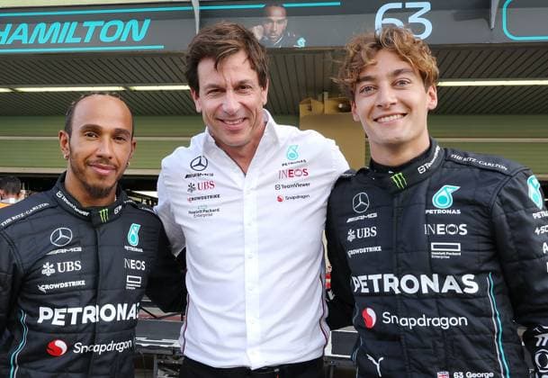 23 11 2023, Yas Marina Circuit, Abu Dhabi, Formula 1 Etihad Airways Abu Dhabi Grand Prix 2023 , pictured end of season group photo of Mercedes AMG Petronas F1 Team with Team Principal and Managing Director Toto Wolff Mercedes AMG Petronas F1 Team , Lewis Hamilton GBR , Mercedes AMG Petronas F1 Team and George Russell GBR , Mercedes AMG Petronas F1 Team Abu Dhabi Yas Marina Circuit United Arab Emirates  eu-images-506
