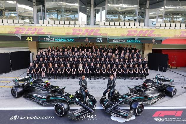 Formula 1 Etihad Airways Abu Dhabi Grand Prix 2023 23 11 2023, Yas Marina Circuit, Abu Dhabi, Formula 1 Etihad Airways Abu Dhabi Grand Prix 2023 , pictured end of season group photo of Mercedes AMG Petronas F1 Team with Team Principal and Managing Director Toto Wolff Mercedes AMG Petronas F1 Team , Lewis Hamilton GBR , Mercedes AMG Petronas F1 Team and George Russell GBR , Mercedes AMG Petronas F1 Team nordphotoxGmbHx xBratic nph00250