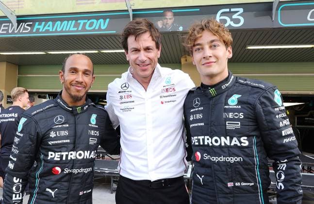 Formula 1 Etihad Airways Abu Dhabi Grand Prix 2023 23 11 2023, Yas Marina Circuit, Abu Dhabi, Formula 1 Etihad Airways Abu Dhabi Grand Prix 2023 , pictured end of season group photo of Mercedes AMG Petronas F1 Team with Team Principal and Managing Director Toto Wolff Mercedes AMG Petronas F1 Team , Lewis Hamilton GBR , Mercedes AMG Petronas F1 Team and George Russell GBR , Mercedes AMG Petronas F1 Team nordphotoxGmbHx xBratic nph00250