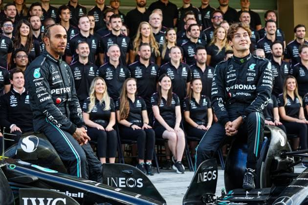 HAMILTON Lewis (gbr), Mercedes AMG F1 Team W14, RUSSELL George (gbr), Mercedes AMG F1 Team W14, portrait during the 2023 Formula 1 Etihad Airways Abu Dhabi Grand Prix, 22th round of the 2023 Formula One World Championship, WM, Weltmeisterschaft from November 24 to 26, 2023 on the Yas Marina Circuit, in Abu Dhabi - F1 - ABU DHABI GRAND PRIX 2023 DPPI Panoramic  00123047_G0OD9684