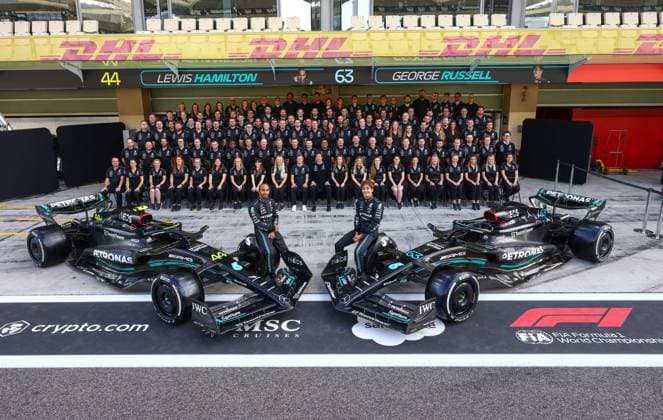 Bilder des Jahres 2023, Sport 11 November Sport Themen der Woche KW47 Mercedes AMG F1 Team picture during the 2023 Formula 1 Etihad Airways Abu Dhabi Grand Prix, 22th round of the 2023 Formula One World Championship, WM, Weltmeisterschaft from November 24 to 26, 2023 on the Yas Marina Circuit, in Abu Dhabi - F1 - ABU DHABI GRAND PRIX 2023 DPPI Panoramic  00123047_F12023GP23ABU_JK250429