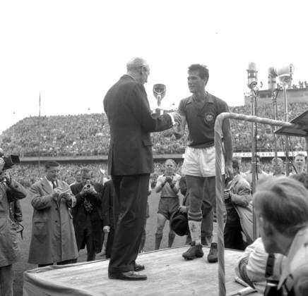 Weltmeisterschaft 1958 in Schweden: Finale Brasilien - Schweden 29.06.1958 in Stockholm. Brasiliens Mannschaftskapitän Hideraldo Luiz Bellini nimmt die WM Trophäe entgegen. *** World Cup 1958 in Sweden Final Brazil Sweden 29 06 1958 in Stockholm Brazils team captain Hideraldo Luiz Bellini receives the World Cup trophy HM
