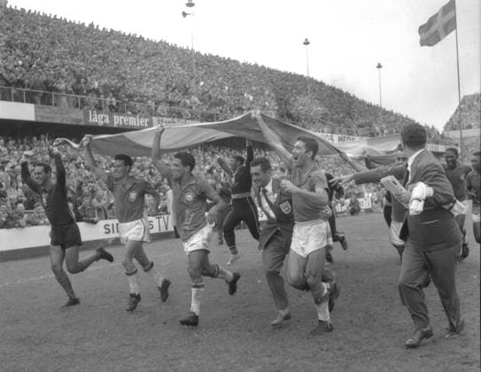 Weltmeisterschaft 1958 in Schweden: Finale Brasilien - Schweden 29.06.1958 in Stockholm. Die Spieler des neuen Weltmeisters Brasilien auf der Ehrenrunde im Rasunda Stadion. *** World Cup 1958 in Sweden Final Brazil Sweden 29 06 1958 in Stockholm The players of the new world champions Brazil on the lap of honor in the Rasunda Stadium HM