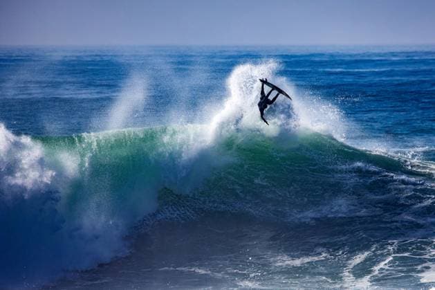 Bilder des Jahres 2023, Sport 11 November Sport Themen der Woche KW47 Nazare, Portugal: Surf Competion, The NazarÃ Tow Challenge Surfer: XXX Nazare Portugal *** Nazare, Portugal Surf Competition, The NazarÃ Tow Challenge Surfer XXX Nazare Portugal