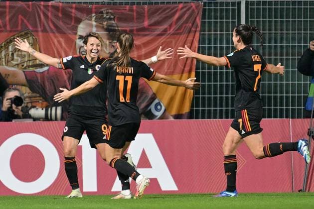 Bilder des Jahres 2023, Sport 11 November Sport Themen der Woche KW47 Sport Bilder des Tages Foto Alfredo Falcone LaPresse 23 Novembre 2023 - Roma, Italia - calcio - Roma vs Ajax - Uefa Women Champions League 2023-2024 - Stadio Tre Fontane. Nella foto:esultanza Valentina Giacinti (AS Roma) Foto Alfredo Falcone LaPresse November 23, 2023 Rome, Italy - sport, soccer - Roma vs Ajax - Uefa Women& x2019;s Champions League League 2023-2024 - Tre Fontane Stadium. In the pic:Valentina Giacinti (AS Roma) celebrates  Copyright: xAlfredoxFalcone LaPressex