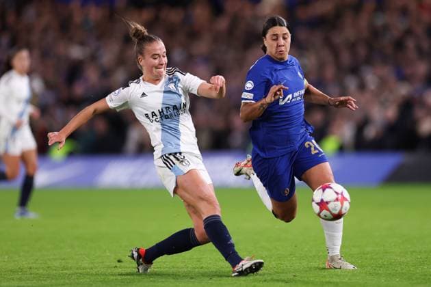Chelsea gegen Paris FC 23. November 2023, London UEFA Women s Champions League Fußball Chelsea gegen Paris FC Thea Greboval von Paris und Sam Kerr von Chelsea Foto Jacques Feeney Abseits London UK  Copyright: xJacquesxFeeneyx xOffsidexOffside