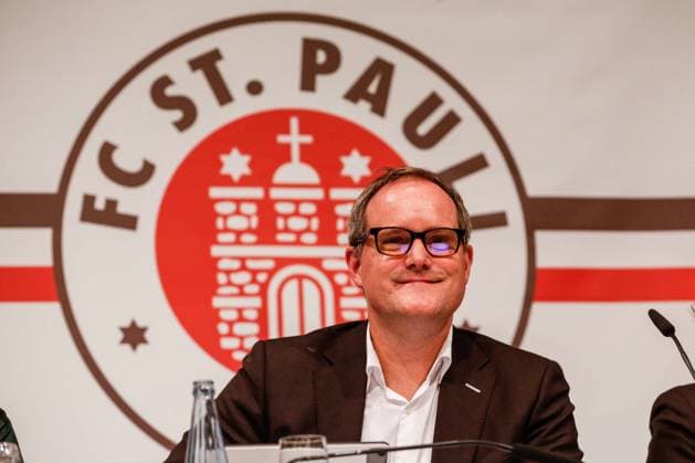 Sport Themen der Woche KW47 Sport Bilder des Tages Oke Goettlich Praesident ( Pauli ) Deutschland , Hamburg , CCH Congress Center Hamburg Fussball , Bundesliga , 2. Fussball Bundesliga , FC St Pauli , Mitgliederversammlung *** Oke Goettlich President Pauli Germany , Hamburg , CCH Congress Center Hamburg Football , Bundesliga , Bundesliga 2 , FC St Pauli , General Meeting