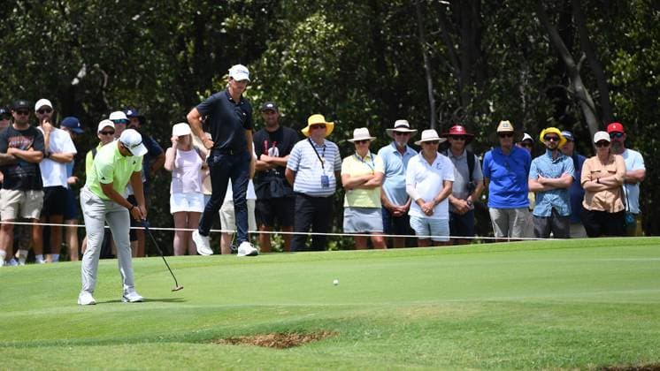 GOLF AUSTRALIAN PGA, Golf Herren Crowds look on as Lucas Herbert plays a shot during round 2 of the 2023 Australian PGA Championship in Brisbane, Friday, November 24, 2023. ( NO ARCHIVING, EDITORIAL USE ONLY, NO USE IN BOOKS WITHOUT CONSENT BRISBANE QUEENSLAND AUSTRALIA  Copyright: xJONOxSEARLEx 20231124001869024026