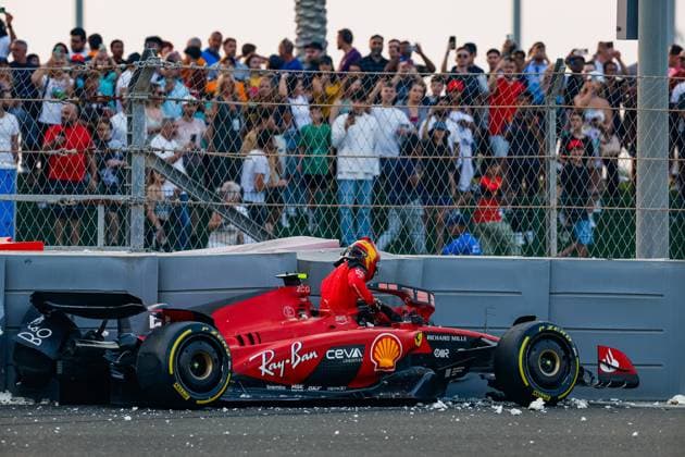 55 SAINZ Carlos (spa), Scuderia Ferrari SF-23, action crash, accident, during the 2023 Formula 1 Etihad Airways Abu Dhabi Grand Prix, 22th round of the 2023 Formula One World Championship, WM, Weltmeisterschaft from November 24 to 26, 2023 on the Yas Marina Circuit, in Abu Dhabi - F1 - ABU DHABI GRAND PRIX 2023 DPPI Panoramic  00123047__35A0974
