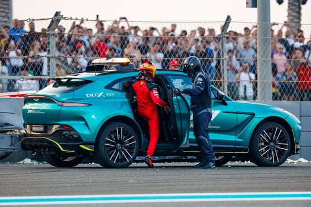 55 SAINZ Carlos (spa), Scuderia Ferrari SF-23, action crash, accident, with the FIA Aston Martin DBX707 Medical Car, during the 2023 Formula 1 Etihad Airways Abu Dhabi Grand Prix, 22th round of the 2023 Formula One World Championship, WM, Weltmeisterschaft from November 24 to 26, 2023 on the Yas Marina Circuit, in Abu Dhabi - F1 - ABU DHABI GRAND PRIX 2023 DPPI Panoramic  00123047__35A1036