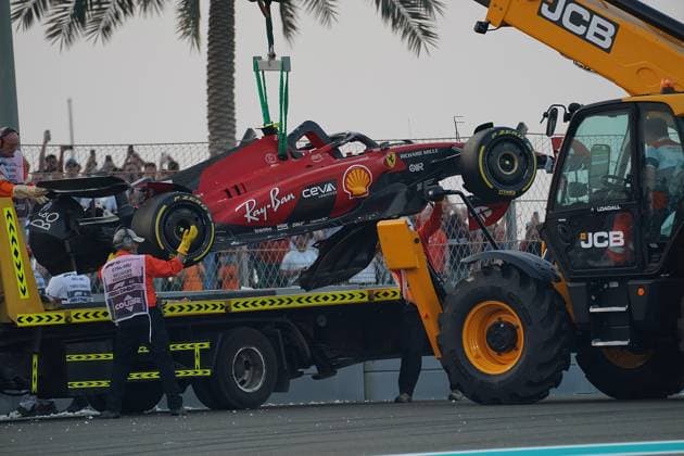 Formula 1 Etihad Airways Abu Dhabi Grand Prix 2023 24 11 2023, Yas Marina Circuit, Abu Dhabi, Formula 1 Etihad Airways Abu Dhabi Grand Prix 2023 , pictured The broken car of Carlos Sainz Jr ESP , Scuderia Ferrari is recovered and transported away after his accident nordphotoxGmbHx xBratic nph00250
